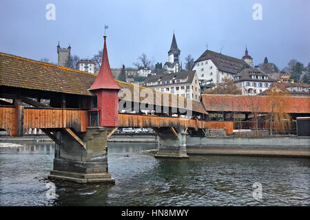 Le Spreuerbrücke l'une des deux passerelles en bois couverte de l'autre côté de la rivière Reuss, dans la ville de Lucerne, Suisse Banque D'Images