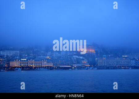 Nuit de brouillard tombant à Lucerne, Suisse. Banque D'Images