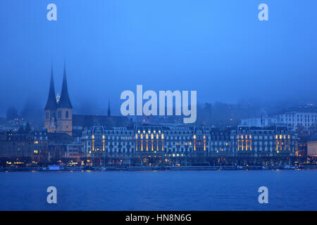 Nuit de brouillard tombant à Lucerne, Suisse. Banque D'Images