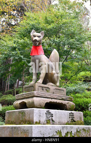 Fox statue en sanctuaire Fushimi Inari Taisha à Kyoto au Japon Banque D'Images