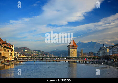 La célèbre Kapellbrücke (pont de la chapelle'), une passerelle en bois couverte de l'autre côté de la rivière Reuss, dans la ville de Lucerne, Suisse Banque D'Images