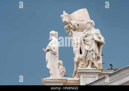 Rome, Italie- Close up de sculptures romaines sur l'extérieur de (nouveau) la Basilique St Pierre situé dans la Cité du Vatican (une enclave de Rome). Commencé par le Pape Ju Banque D'Images