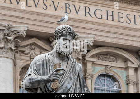 Rome, Italie- Close up d'une mouette reposant sur une sculpture romaine sur l'extérieur de (nouveau) la Basilique St Pierre situé dans la Cité du Vatican (une enclave de R Banque D'Images