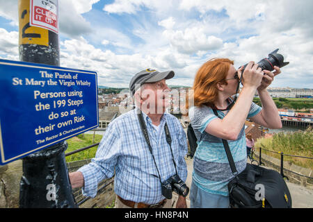 Royaume-uni, Angleterre, dans le Yorkshire - touristes admirant la vue du sommet des 199 étapes de Whitby, Angleterre Banque D'Images