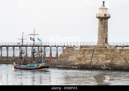 Royaume-uni, Angleterre, dans le Yorkshire - un navire naviguer hors de Whitby, situé sur la côte du Yorkshire, Angleterre. Banque D'Images