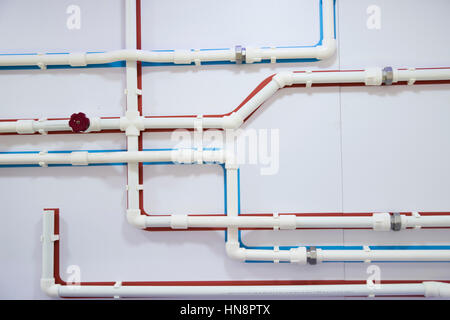 Schéma de la canalisation avec des tubes en plastique rouge et bleu pour l'eau froide et chaude Banque D'Images