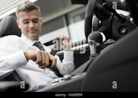 Fixation D'une Ceinture De Sécurité Dans Une Voiture Photo stock - Image du  attachez, protection: 267748564