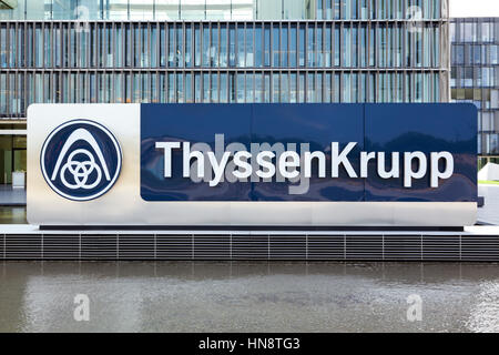 ThyssenKrupp logo en avant du nouveau siège des capacités. Banque D'Images