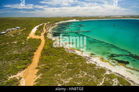 Vue aérienne de Vivonne Bay Pier et de l'eau de l'océan turquoise vif, Kangaroo Island, Australie du Sud Banque D'Images