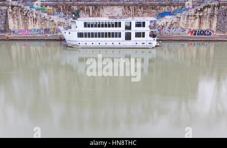 Un bateau sur le Tibre- Rome Banque D'Images