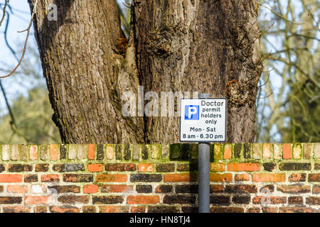 Parking gratuit pour les médecins uniquement, Cambridge, Angleterre. Banque D'Images