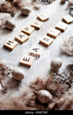 Joyeuses Pâques écrit avec des lettres en bois Banque D'Images