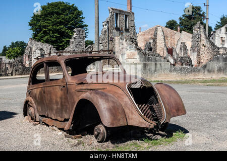 Les restes d'une voiture Peugeot 202 dans le village d'Oradour-sur-Glane en Haute-vienne 87 de France Banque D'Images