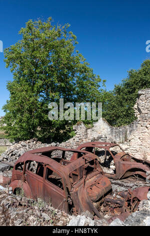 Voitures brûlées dans le village martyr d'Oradour-sur-Glane en Haute-vienne 87 de France Banque D'Images