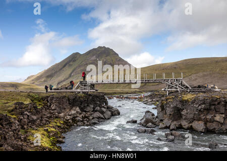 Les randonneurs de traverser un pont sur la rivière Kaldaklofskvisl avec des Chevaux Islandais de traverser la rivière en contrebas, le sentier de randonnée Laugavegur, l'Islande Banque D'Images