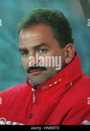 HERBERT PROHASKA AUSTRIAN FOOTBALL MANAGER 27 Octobre 1994 Banque D'Images
