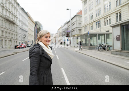 Senior woman, lors d'une promenade en ville de nuit. L'hiver Banque D'Images