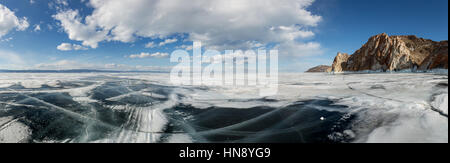 Le mouvement des nuages sur le lac glacé sur l'île d'Olkhon Baikal, région d'Irkoutsk, en Russie. Banque D'Images