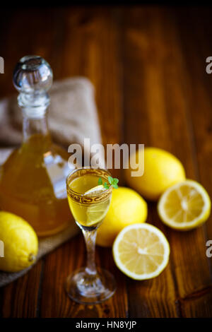 Sweet lemon boissons brandy dans la carafe sur un tableau sombre Banque D'Images