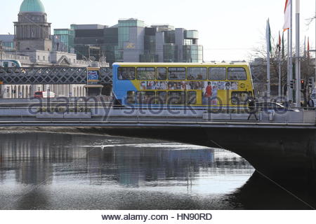 Un bus traverse un pont au centre-ville de Dublin, Irlande, comme les grèves de bus loom Banque D'Images