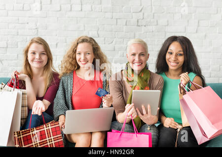 Les filles l'amitié en ligne Ensemble Shopping Concept Banque D'Images