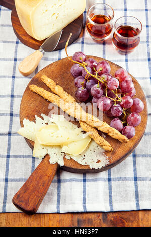 Fromage de chèvre pecorino italien avec des raisins et du vin Marsala. midi snack dans des pays ensoleillés. Banque D'Images