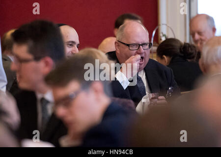 Député du Parti conservateur britannique Eric Pickles, qui est l'Envoyé spécial du Royaume-Uni pour les questions Post-Holocaust, mange son pudding au cours d'une réception donnée par le Prince de Galles pour l'Holocaust Memorial Day Trust au St James's Palace, Londres. Banque D'Images