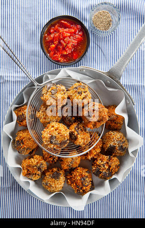 Apéritif aubergine aubergine végétarien. boules. avec une sauce tomate et d'épices. Une cuisine végétalienne Banque D'Images