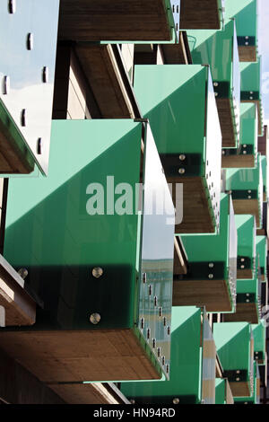 Détail de balcon en verre vert moderne au cours de journée ensoleillée Banque D'Images