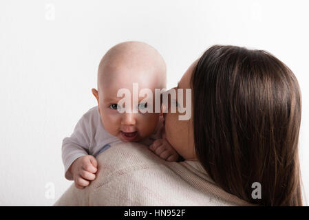 Belle mère tenant dans ses bras son bébé. Studio shot. Banque D'Images