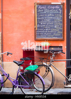 Conseil rue Restaurant avec menu spécial Saint-Valentin, Parma Italie Banque D'Images