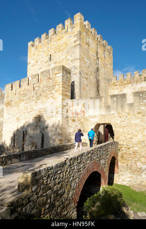 Deux personnes sur une passerelle, Castelo de Sao Jorge, Lisbonne, Portugal Banque D'Images