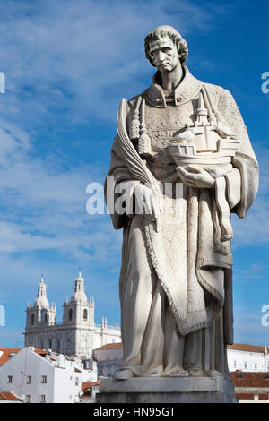 Statue de Sao Vicente, saint patron de Lisbonne, à l'Igreja de São Vicente de Fora en arrière-plan. Banque D'Images