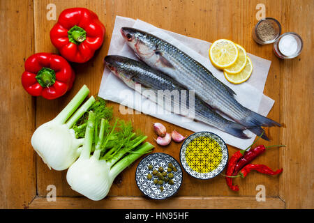 Les matières du poisson frais avec des ingrédients sur une table en bois texture Banque D'Images