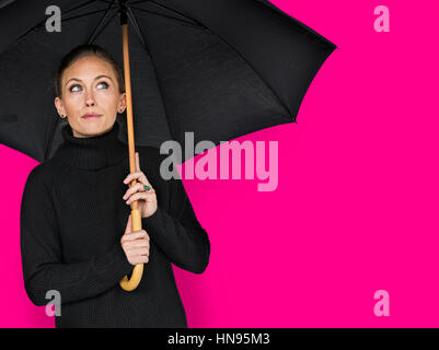 Curieux Portrait femme parapluie Sensibilisation Concept Banque D'Images