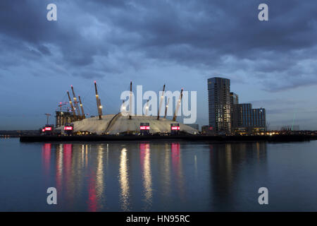 L'O2 Millennium Dome sur la péninsule de Greenwich dans le sud-est de Londres à 'Blue Hour' Banque D'Images