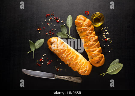Pain tressé frais à la sauge et l'huile d'olive Banque D'Images
