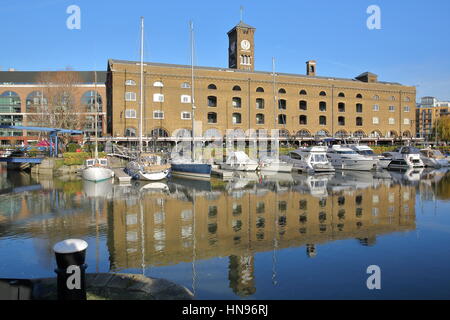 Londres, Royaume-Uni - 11 décembre 2016 : réflexions à St Katharine Docks Banque D'Images