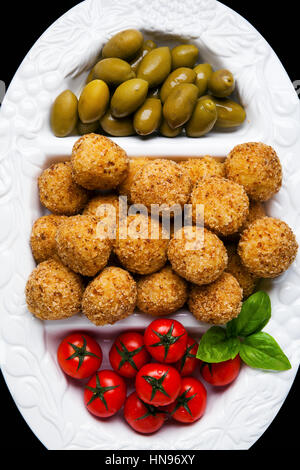 Apéritif italien sain avec boulettes Arancini , Olives vertes , la tomate et le vin rouge maison sicilienne Snack Banque D'Images