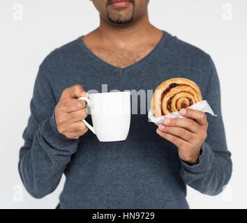 Hot man holding mug et de pain Banque D'Images