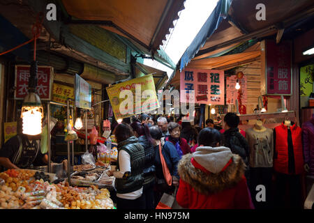 L'alimentation de rue et de scène de marché à Tamsui, l'une des villes du patrimoine mondial de Taiwan sur la mer près de Taipei. Banque D'Images