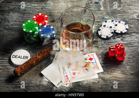 Cigare, jetons pour gamblings, boire et jouer cartes sur table en bois. Concept de Poker Banque D'Images