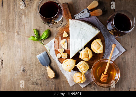 Plateau de fromages assortiment de différents types de fromages et de miel sur planche à découper en bois Banque D'Images