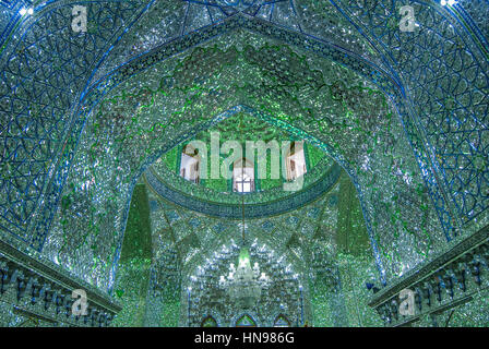 Intérieur en miroir de Ali Ibn Hamza culte à Shiraz, Iran Banque D'Images