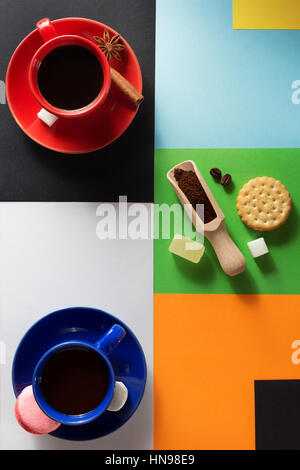 Tasse de café et cacao au fond coloré Banque D'Images