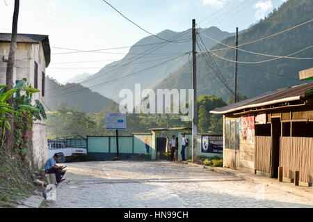 Lanquin, Guatemala - 22 Février, 2015 : La petite ville de Lanquin est éclairée par la lumière du soleil avec les montagnes de l'Alta Verapaz région vu sur l'arrière-plan, Banque D'Images