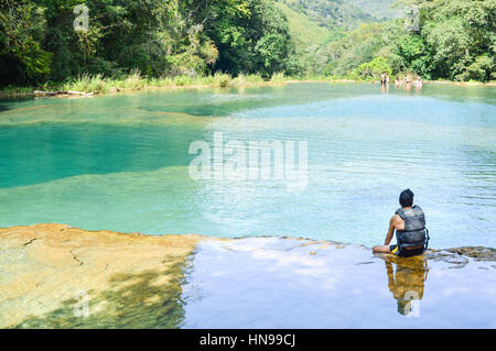 Belle des bassins d'eau turquoise et les ponts en pierre calcaire entouré par la jungle à semuc champey, dans la région de Alta Verapaz, guatemala Banque D'Images