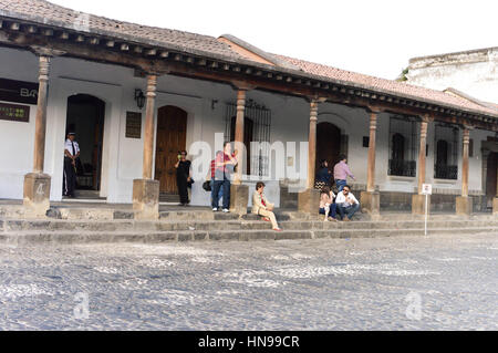 Antigua, Guatemala - 15 Février 2015 : les touristes et les habitants se détendre par l'un des bâtiments coloniaux sur la place principale d'Antigua, Guatemala Banque D'Images