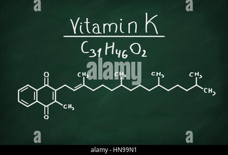 Modèle structural de la vitamine K sur le tableau noir. Banque D'Images