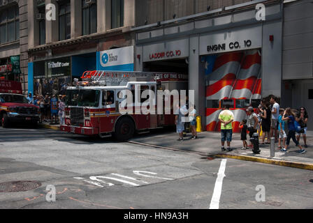 FDNY échelle aérienne 132 Liberty Street New York Banque D'Images